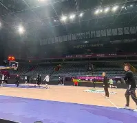 今晚CBA常规赛传出新动向，瓦伦西亚回应争议，管理层表态——引发热议，更衣室氛围转暖