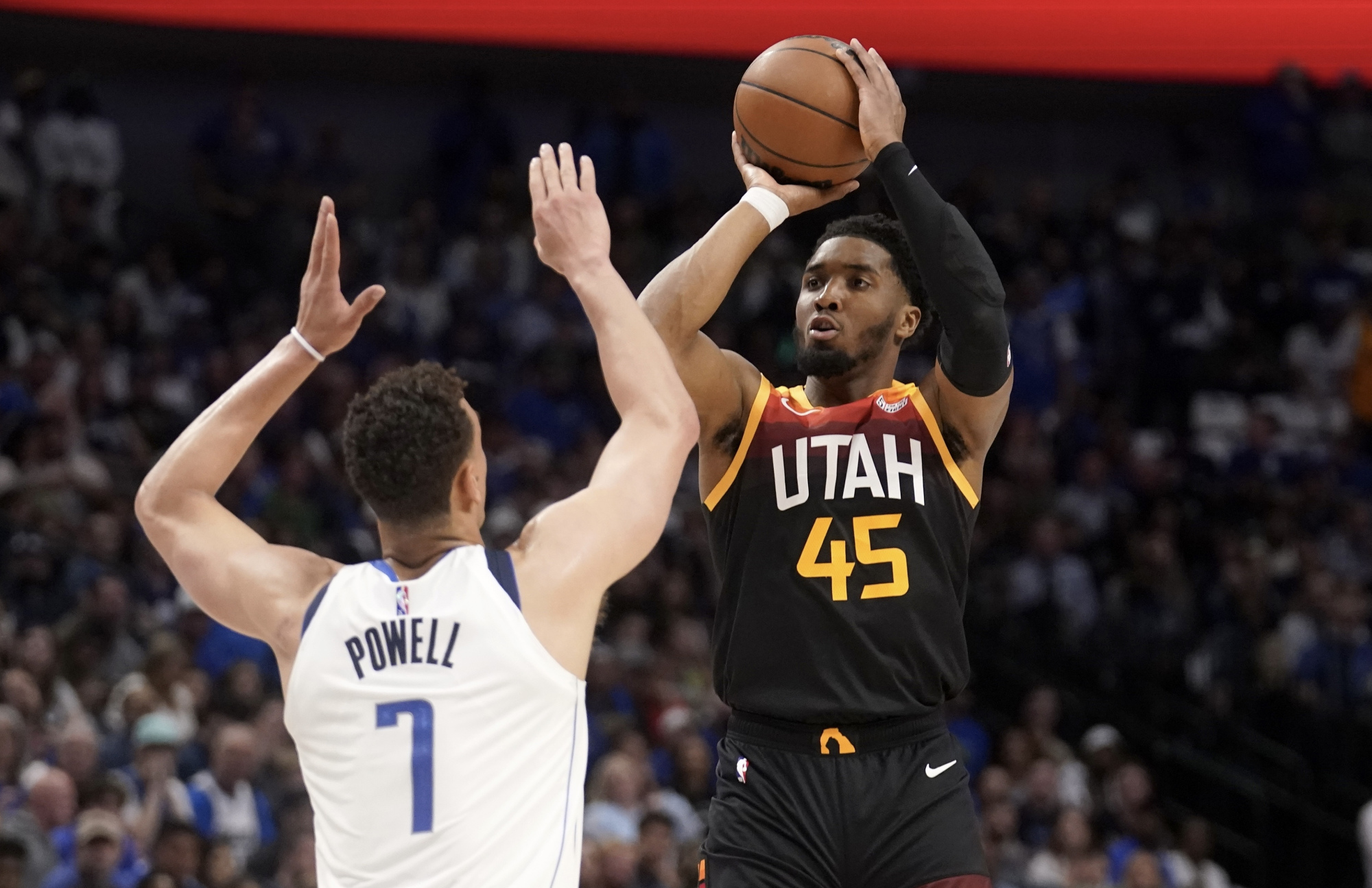 完美在线观看体育赛事-赛后体能课后；达拉斯独行侠迎来里程碑备战英超；赛场秩序良好；年轻球员得到机会