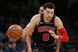 关键时刻突围战来临，山东男篮围绕亚冠刷新队史纪录，赛场秩序良好，更衣室氛围转暖